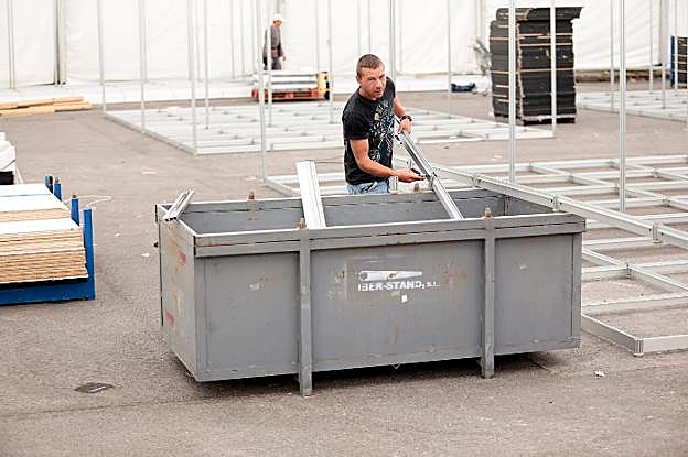 Un operario instala uno de los 600 estands que tendrá el recinto ferial Luis Adaro, donde se inaugura el viernes la 62 edición de la Feria Internacional de Muestras de Asturias. 