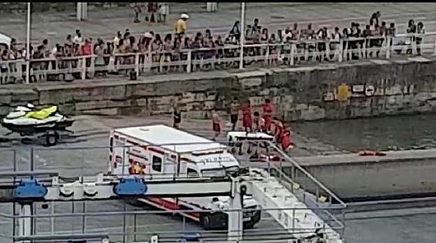 Servicios de emergencias y salvamento reaniman al joven ante la expectación ciudadana. 