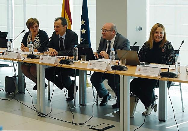 Pedro Duque -segundo a la izquierda-, con sus asesores. 