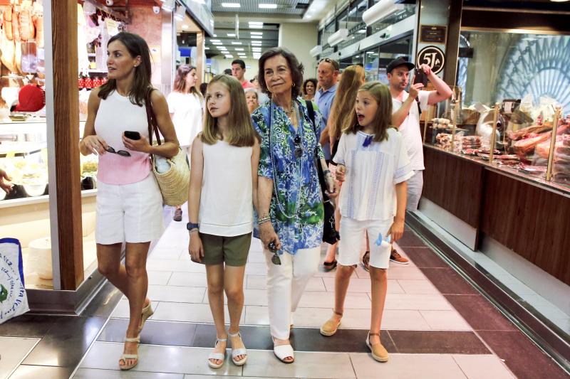 La reina Letizia y doña Sofía han visitado el mercado de Palma junto a la princesa Leonor y la infanta Sofía. Juntas han disfrutado también de un paseo por la ciudad.