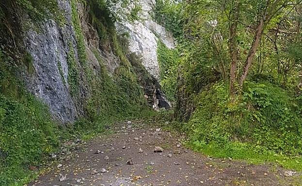Cortada la carretera de Sobrefoz por un argayo