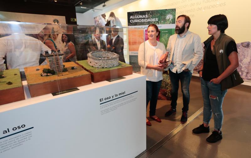 El presidente de la Fundación Oso de Asturias, Nicanor Fernández, y de la autoridad portuaria de Gijón, Laureano Lourido, han inaugurado la exposición 'Osos' en la Antigua Rula.