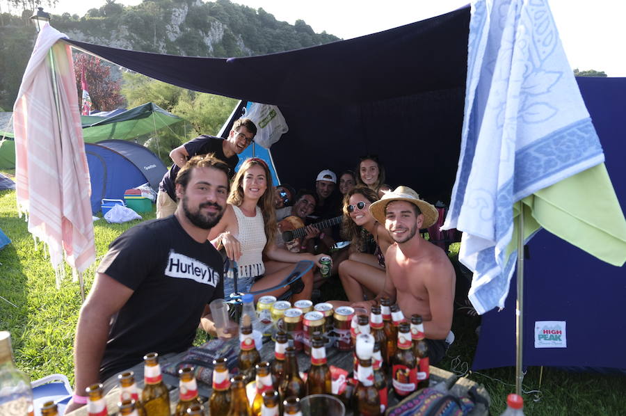 Los campistas de la Fiesta de las Piraguas ya han montado sus tiendas y disfrutan de la jornada.