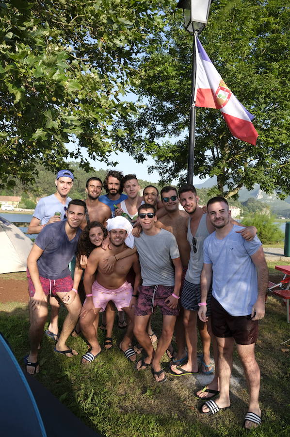 Los campistas de la Fiesta de las Piraguas ya han montado sus tiendas y disfrutan de la jornada.