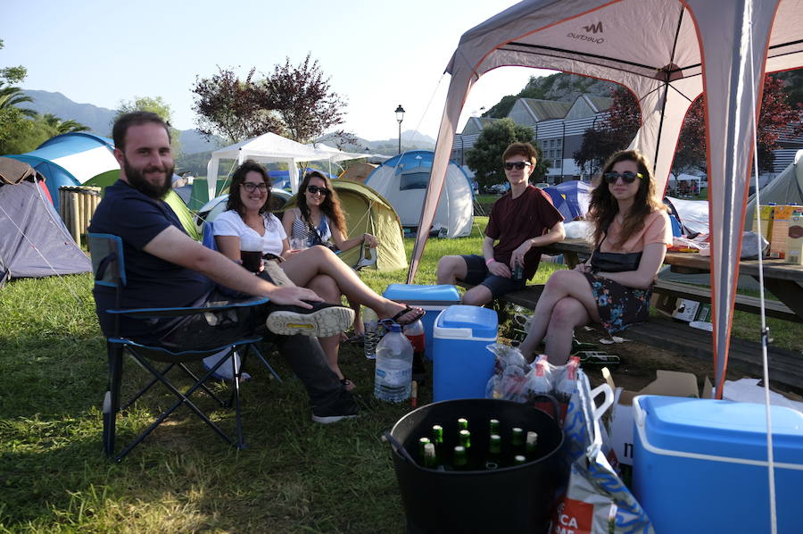 Los campistas de la Fiesta de las Piraguas ya han montado sus tiendas y disfrutan de la jornada.