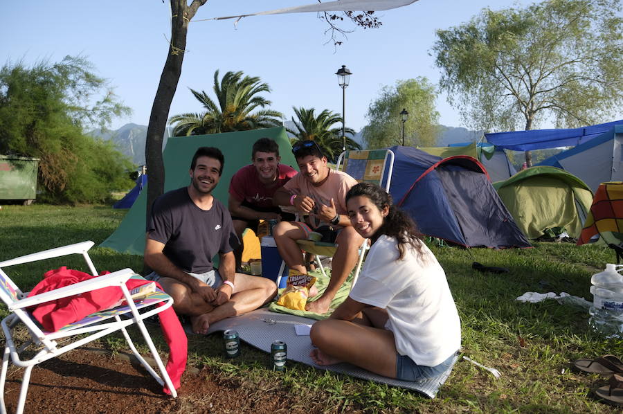 Los campistas de la Fiesta de las Piraguas ya han montado sus tiendas y disfrutan de la jornada.