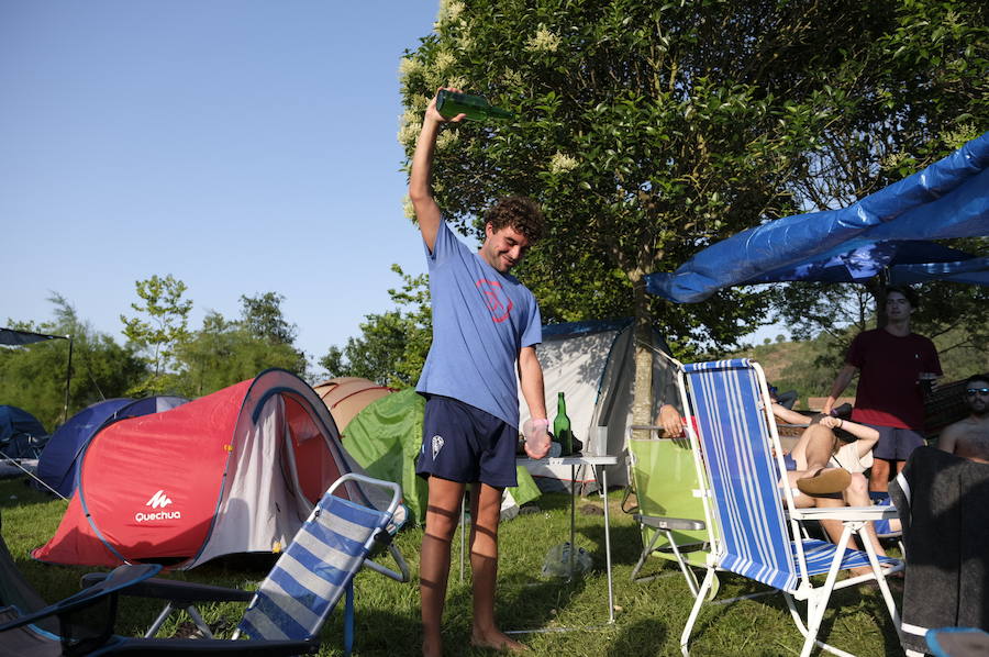 Los campistas de la Fiesta de las Piraguas ya han montado sus tiendas y disfrutan de la jornada.