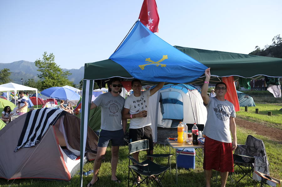 Los campistas de la Fiesta de las Piraguas ya han montado sus tiendas y disfrutan de la jornada.