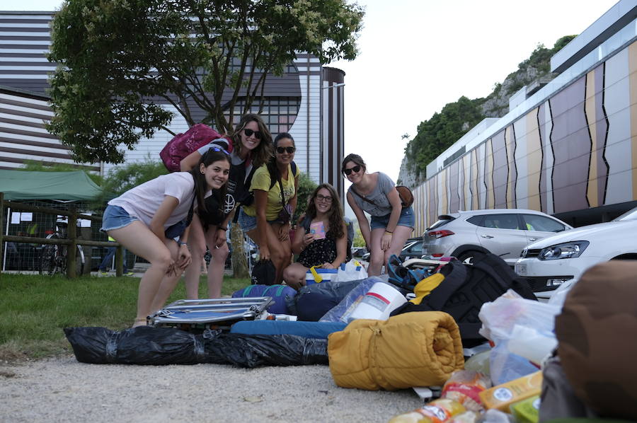 Los campistas de la Fiesta de las Piraguas ya han montado sus tiendas y disfrutan de la jornada.