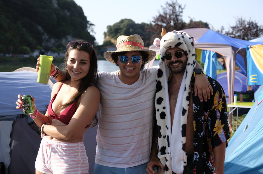 Los campistas de la Fiesta de las Piraguas ya han montado sus tiendas y disfrutan de la jornada.
