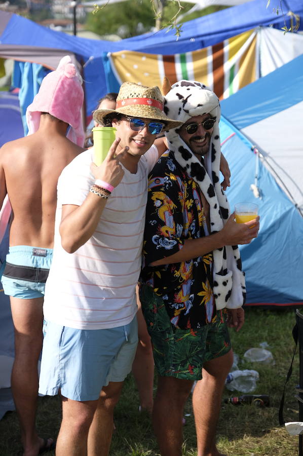 Los campistas de la Fiesta de las Piraguas ya han montado sus tiendas y disfrutan de la jornada.