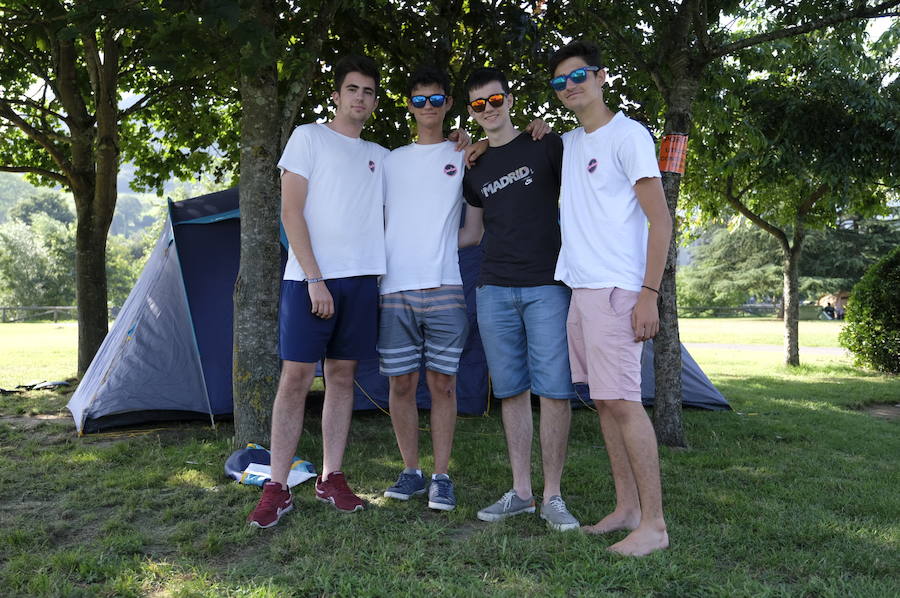 Los campistas de la Fiesta de las Piraguas ya han montado sus tiendas y disfrutan de la jornada.