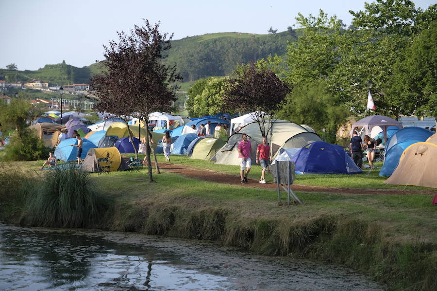 Los campistas de la Fiesta de las Piraguas ya han montado sus tiendas y disfrutan de la jornada.