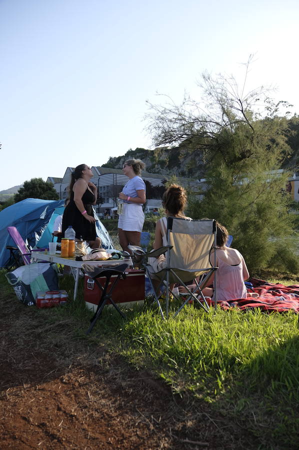 Los campistas de la Fiesta de las Piraguas ya han montado sus tiendas y disfrutan de la jornada.