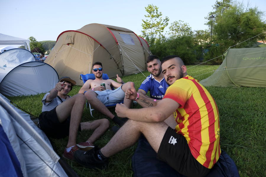 Los campistas de la Fiesta de las Piraguas ya han montado sus tiendas y disfrutan de la jornada.