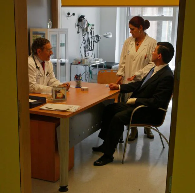 Un médico atiende a un paciente en una consulta de Primaria. 