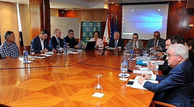 Por la izquierda, Gaspar Anabitarte, Román Santalla, Luis Calabozo, Javier Roza, Esperanza Orellana, Francisco Rodríguez, Juan Velarde, Ibo Álvarez, Ramón Artime, Águeda García-Agulló, Francisco Sanmartín y José Luis Antuña, en la mesa redonda sobre el futuro del sector lácteo. 