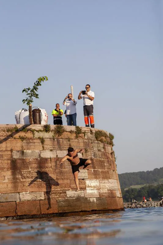 Cucaña, ingenios flotantes y mucha, mucha diversión en el mar. Candás ha disfrutado de una tarde de juegos náuticos en uno de los días grandes del programa festivo de San Félix. 