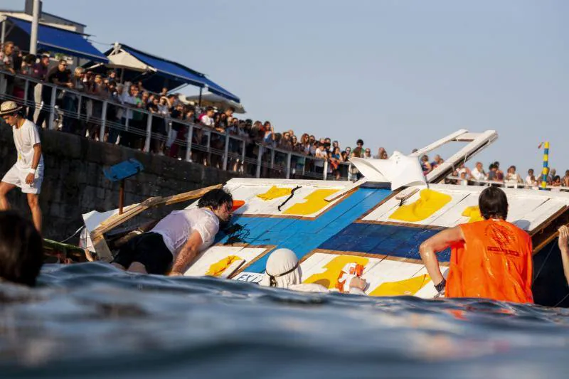 Cucaña, ingenios flotantes y mucha, mucha diversión en el mar. Candás ha disfrutado de una tarde de juegos náuticos en uno de los días grandes del programa festivo de San Félix. 