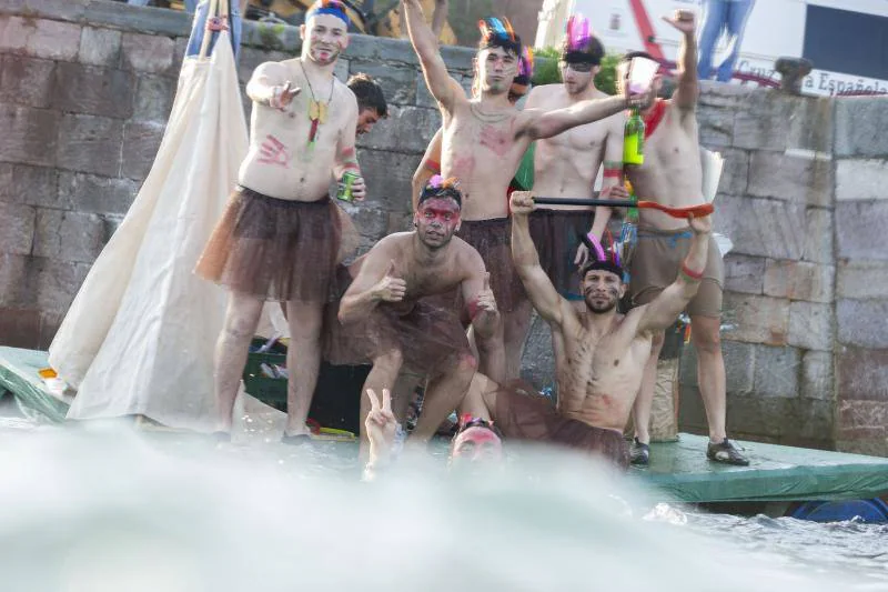 Cucaña, ingenios flotantes y mucha, mucha diversión en el mar. Candás ha disfrutado de una tarde de juegos náuticos en uno de los días grandes del programa festivo de San Félix. 