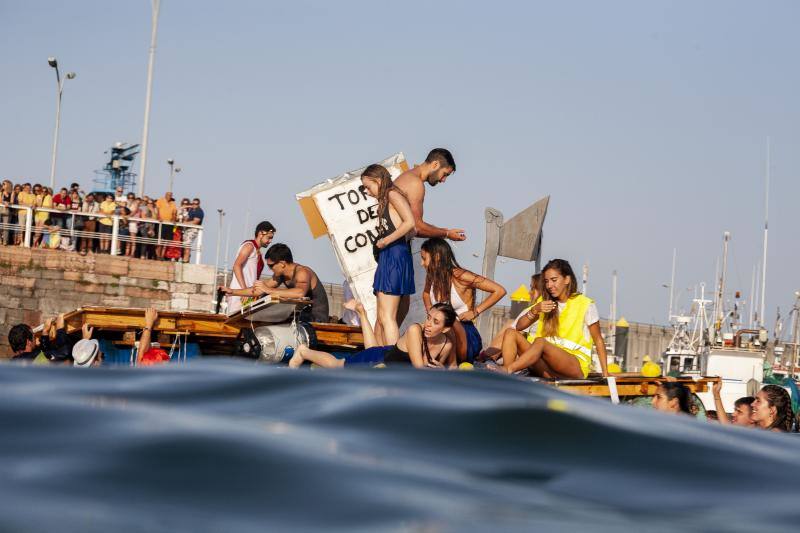 Cucaña, ingenios flotantes y mucha, mucha diversión en el mar. Candás ha disfrutado de una tarde de juegos náuticos en uno de los días grandes del programa festivo de San Félix. 