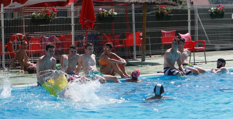 En la playa o la piscina, junto a una fuente o en una terraza. Ante la llegada de la primera ola de calor de este verano, que ha dejado valores por encima de los treinta grados, los asturianos buscan refresco en distintos escenarios. 