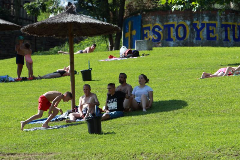 En la playa o la piscina, junto a una fuente o en una terraza. Ante la llegada de la primera ola de calor de este verano, que ha dejado valores por encima de los treinta grados, los asturianos buscan refresco en distintos escenarios. 