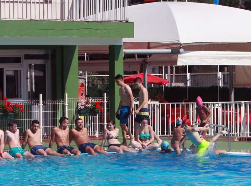 En la playa o la piscina, junto a una fuente o en una terraza. Ante la llegada de la primera ola de calor de este verano, que ha dejado valores por encima de los treinta grados, los asturianos buscan refresco en distintos escenarios. 