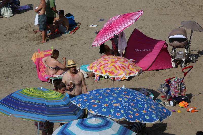 En la playa o la piscina, junto a una fuente o en una terraza. Ante la llegada de la primera ola de calor de este verano, que ha dejado valores por encima de los treinta grados, los asturianos buscan refresco en distintos escenarios. 