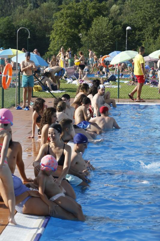 En la playa o la piscina, junto a una fuente o en una terraza. Ante la llegada de la primera ola de calor de este verano, que ha dejado valores por encima de los treinta grados, los asturianos buscan refresco en distintos escenarios. 