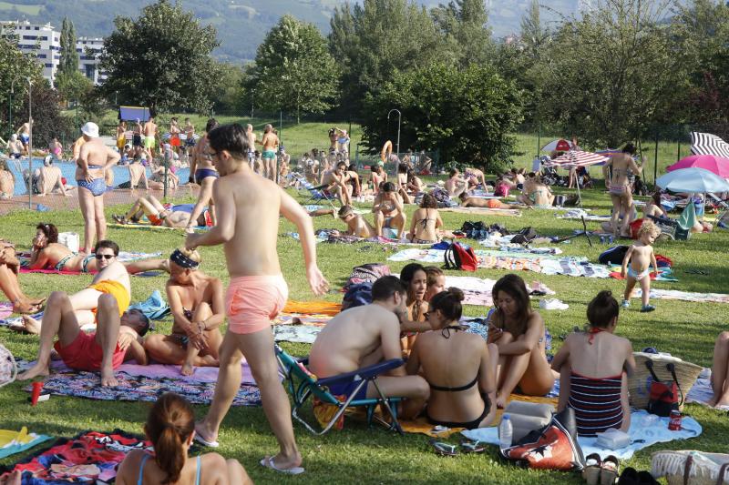 En la playa o la piscina, junto a una fuente o en una terraza. Ante la llegada de la primera ola de calor de este verano, que ha dejado valores por encima de los treinta grados, los asturianos buscan refresco en distintos escenarios. 