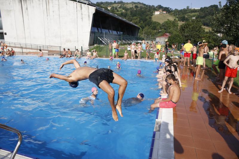 En la playa o la piscina, junto a una fuente o en una terraza. Ante la llegada de la primera ola de calor de este verano, que ha dejado valores por encima de los treinta grados, los asturianos buscan refresco en distintos escenarios. 