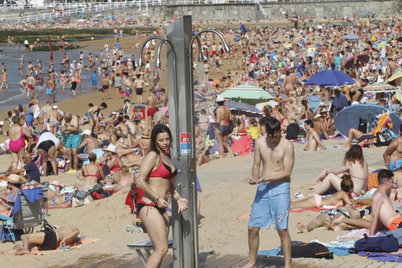 En la playa o la piscina, junto a una fuente o en una terraza. Ante la llegada de la primera ola de calor de este verano, que ha dejado valores por encima de los treinta grados, los asturianos buscan refresco en distintos escenarios. 