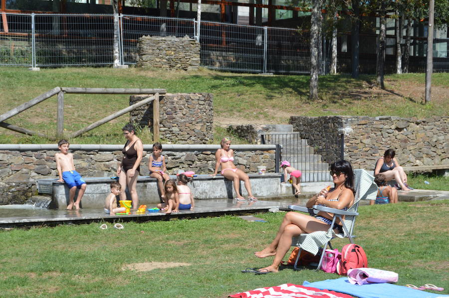 En la playa o la piscina, junto a una fuente o en una terraza. Ante la llegada de la primera ola de calor de este verano, que ha dejado valores por encima de los treinta grados, los asturianos buscan refresco en distintos escenarios. 