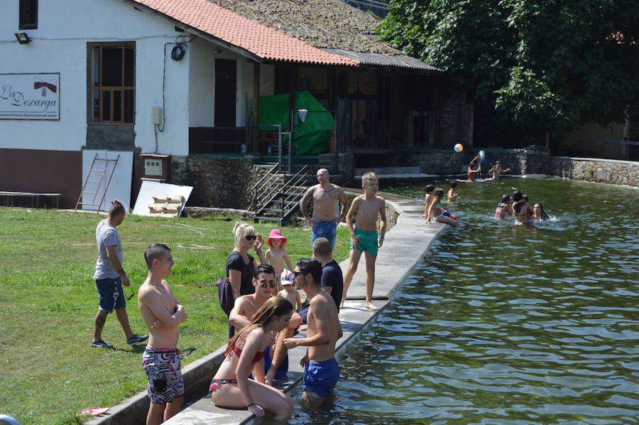 En la playa o la piscina, junto a una fuente o en una terraza. Ante la llegada de la primera ola de calor de este verano, que ha dejado valores por encima de los treinta grados, los asturianos buscan refresco en distintos escenarios. 