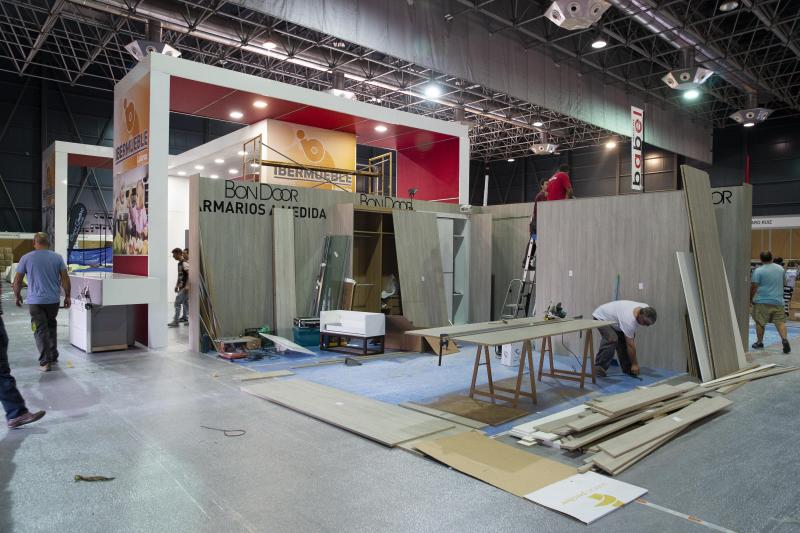 Presentación de expositores y últimos retoques. La jornada previa a la inauguración de la 62 Feria Internacional de Muestras de Gijón es frenética en el recinto ferial Luis Adaro. No obstante, varias entidades han hecho un alto para presentar sus expositores. Es el caso de los ayuntamientos de Gijón y Oviedo, Liberbank o EdP. 