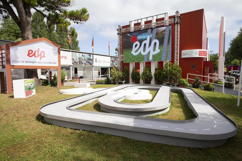 Presentación de expositores y últimos retoques. La jornada previa a la inauguración de la 62 Feria Internacional de Muestras de Gijón es frenética en el recinto ferial Luis Adaro. No obstante, varias entidades han hecho un alto para presentar sus expositores. Es el caso de los ayuntamientos de Gijón y Oviedo, Liberbank o EdP. 