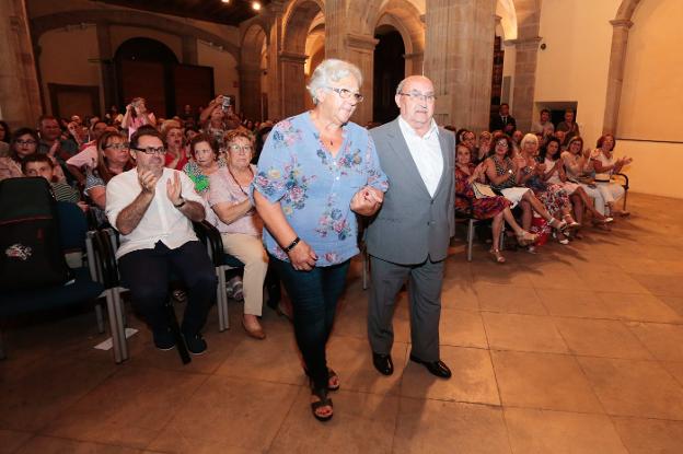 Justina García y Ernesto García, 'Neto', durante la ceremonia de entrega del premio. Detrás, sentado, su hijo Ernesto García del Castillo. 