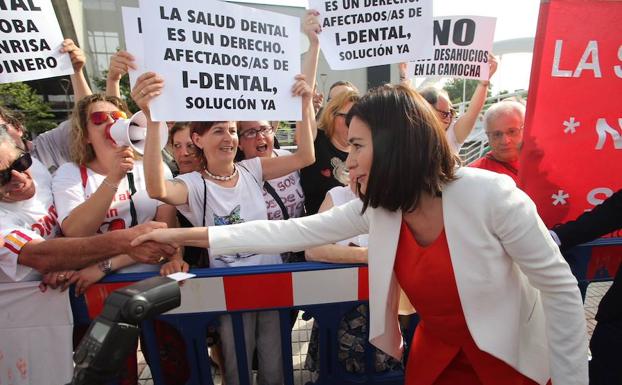 Protesta de los afectados de iDental a la llegada de la ministra de Sanidad a Gijón.