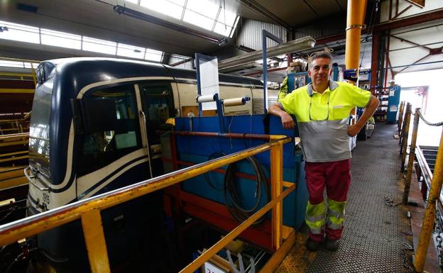 Juan Antonio Giraldo posa junto a la última locomotora con la que ha trabajado.