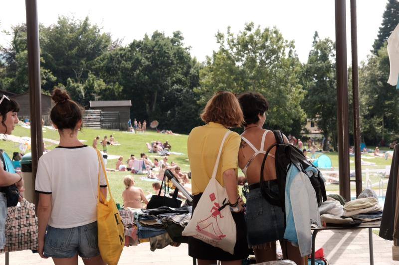 El festival gijonés combate la ola de calor con una 'pool party' en el camping de Deva amenizada por varios dj's.