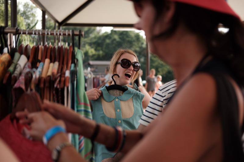 El festival gijonés combate la ola de calor con una 'pool party' en el camping de Deva amenizada por varios dj's.