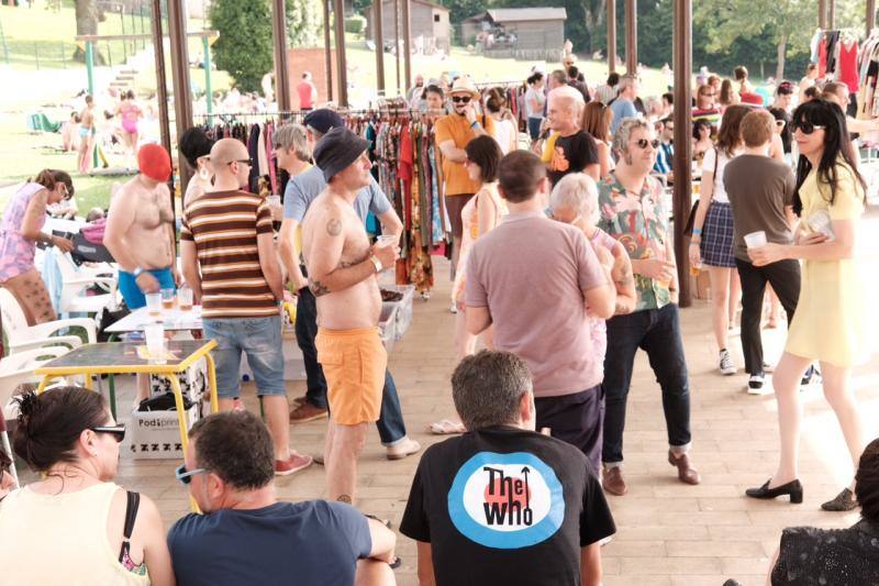 El festival gijonés combate la ola de calor con una 'pool party' en el camping de Deva amenizada por varios dj's.