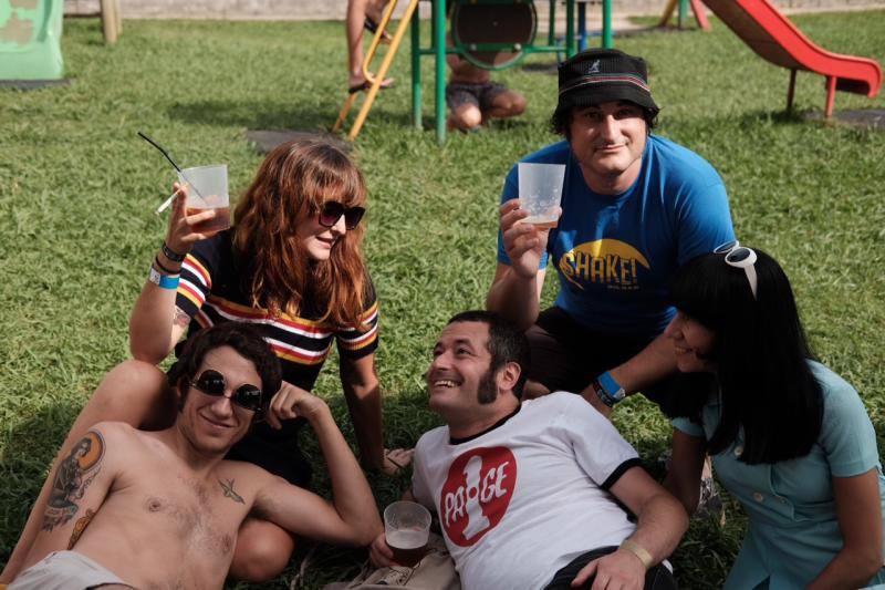 El festival gijonés combate la ola de calor con una 'pool party' en el camping de Deva amenizada por varios dj's.