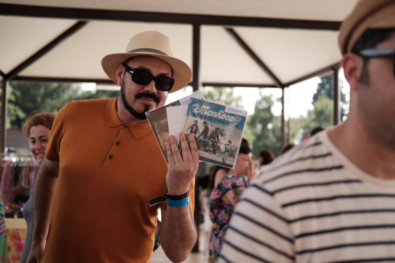 El festival gijonés combate la ola de calor con una 'pool party' en el camping de Deva amenizada por varios dj's.