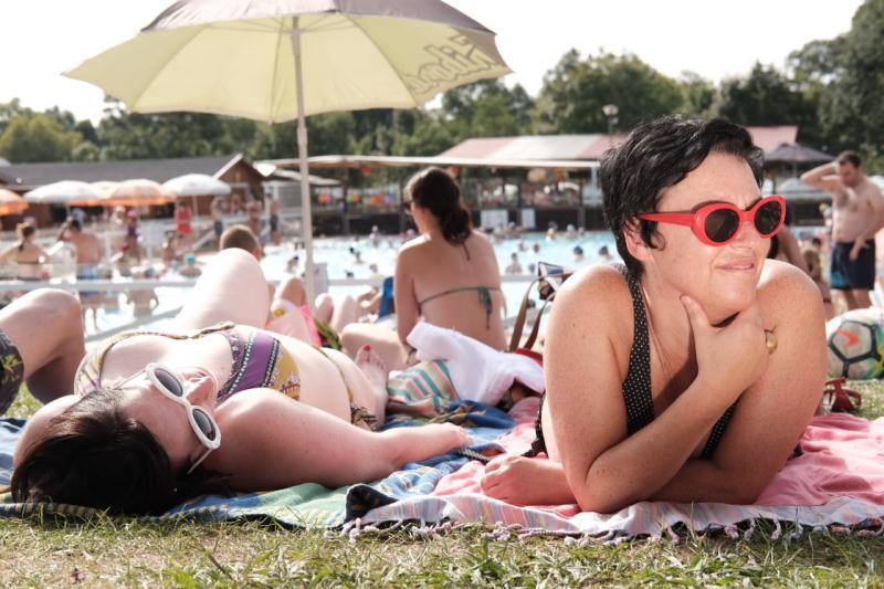 El festival gijonés combate la ola de calor con una 'pool party' en el camping de Deva amenizada por varios dj's.