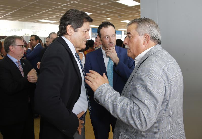 La ministra de Sanidad y Consumo, Carmen Montón, ha inaugurado la 62 Feria de Muestras de Asturias, que se celebra en el recinto Luis Adaro de Gijón. A su llegada se ha encontrado con la protesta de varios afectados de las clínicas iDental. 