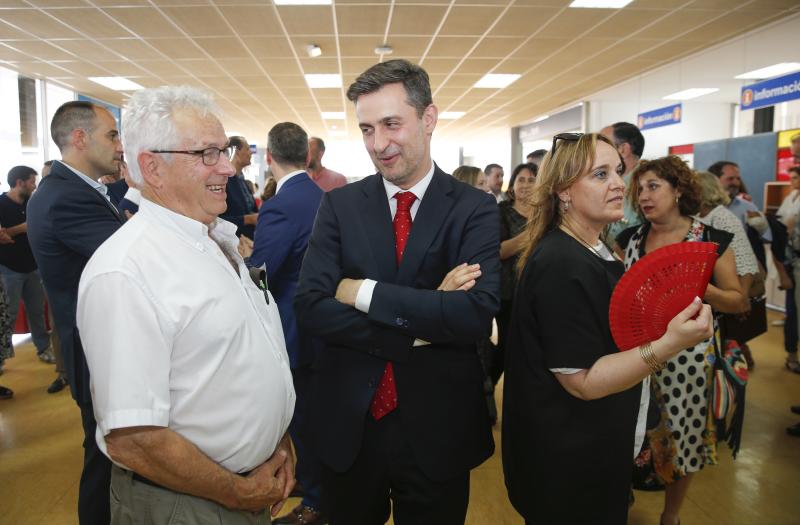 La ministra de Sanidad y Consumo, Carmen Montón, ha inaugurado la 62 Feria de Muestras de Asturias, que se celebra en el recinto Luis Adaro de Gijón. A su llegada se ha encontrado con la protesta de varios afectados de las clínicas iDental. 