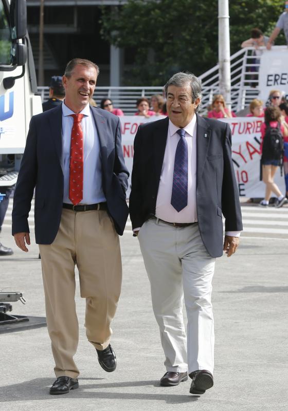 La ministra de Sanidad y Consumo, Carmen Montón, ha inaugurado la 62 Feria de Muestras de Asturias, que se celebra en el recinto Luis Adaro de Gijón. A su llegada se ha encontrado con la protesta de varios afectados de las clínicas iDental. 
