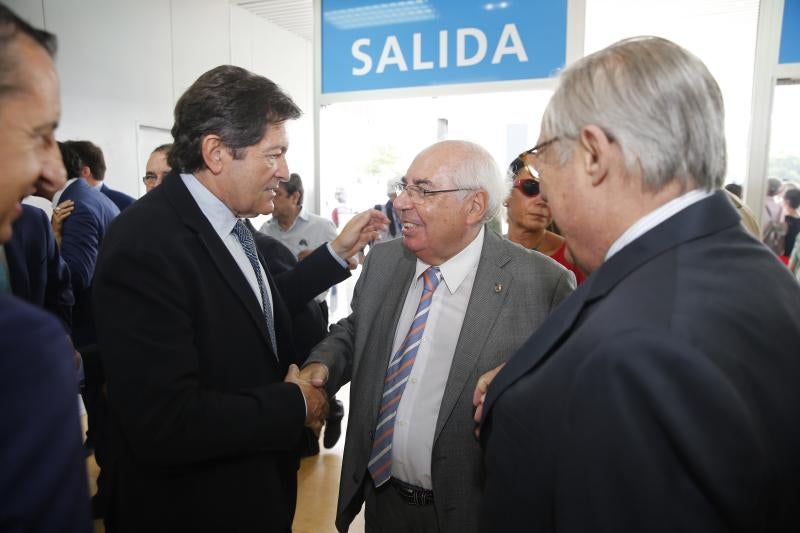 La ministra de Sanidad y Consumo, Carmen Montón, ha inaugurado la 62 Feria de Muestras de Asturias, que se celebra en el recinto Luis Adaro de Gijón. A su llegada se ha encontrado con la protesta de varios afectados de las clínicas iDental. 